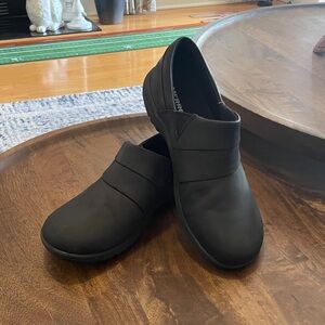 Merrell Women’s Black slip on Size 8